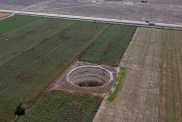 Landwirt hat plötzlich 10 Meter tiefes Loch im Acker - das ist der Grund